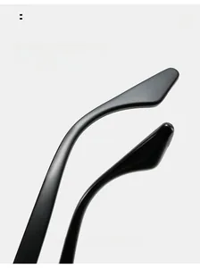 Dettaglio delle stanghette ergonomiche curve su occhiali da sole vintage rettangolari