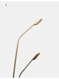 Détail des branches incurvées en métal doré pour lunettes au design ergonomique