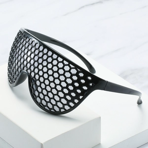 Lunettes de soleil bouclier surdimensionnées noires au design unique de lentille en nid d'abeille