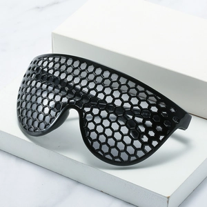 Lunettes de soleil oversize noires futuristes avec un design de verres à maille alvéolée