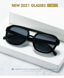 Detail einer quadratischen Pilotenbrille im Vintage-Stil mit Doppelsteg und Blaulichtfilter