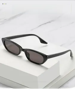 Gros plan de lunettes de soleil œil de chat noires avec monture polie sur marbre