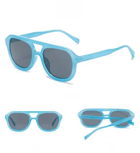 Drei Ansichten der blau-transparenten eckigen Sonnenbrille mit Doppelsteggestell