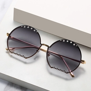 Lunettes de soleil rondes surdimensionnées avec strass et verres dégradés chic