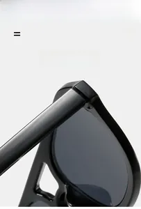 Detailaufnahme der glänzend schwarzen Sonnenbrille mit Fokus auf Material und elastischem Bügel