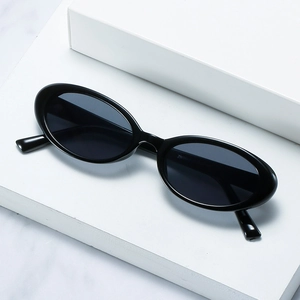 Modische kleine ovale Sonnenbrille mit glänzenden schwarzen Rahmen und dunklen Gläsern
