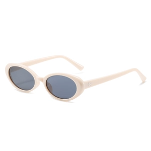 Minimalistische ovale Sonnenbrille mit beigem Rahmen und grauen Gläsern auf weißem Grund