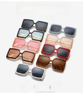 Sélection de lunettes de soleil carrées oversize en dix couleurs avec branches en métal