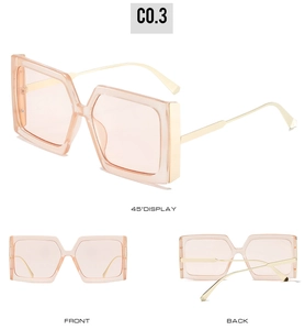 Vues sous trois angles de lunettes de soleil carrées rose transparent et branches dorées