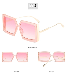 Vue sous trois angles de lunettes de soleil carrées oversize avec verres dégradés roses et or