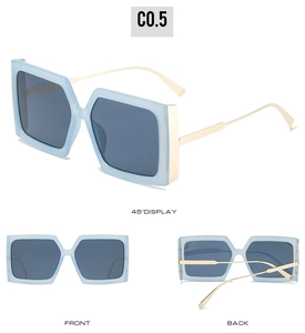 Vue détaillée de face et de dos des lunettes de soleil carrées bleu clair avec branches dorées