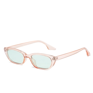 Lunettes de soleil œil-de-chat roses transparentes avec verres vert menthe, vue à 45°