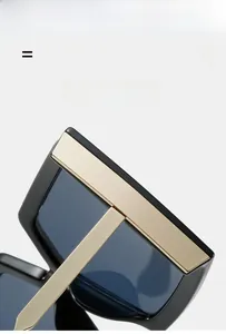 Détail macro de lunettes de soleil carrées avec monture noire et charnière en métal doré