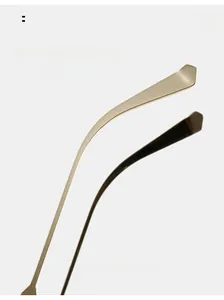 Détail macro des branches métalliques dorées incurvées pour lunettes de soleil carrées