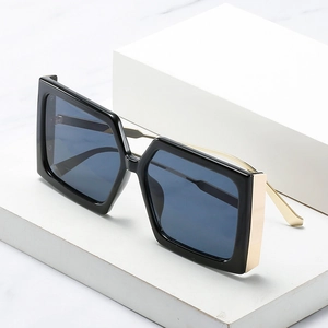 Lunettes de soleil carrées oversize avec monture noire et détails en métal doré