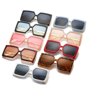 Lunettes de soleil carrées surdimensionnées en plusieurs couleurs avec détails dorés rétro