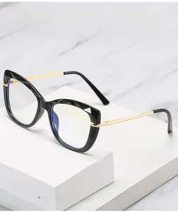 Détail de lunettes yeux de chat avec bords à facettes et verres anti-lumière bleue