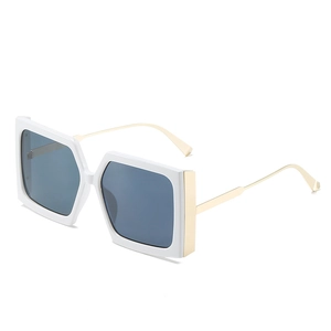 Lunettes de soleil carrées blanches modernes avec branches dorées et verres foncés