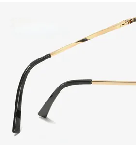 Détail des branches en métal doré ergonomiques avec embouts noirs pour un confort optimal