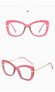Vue détaillée des lunettes œil-de-chat rouge clair avec texture facettée et branches dorées