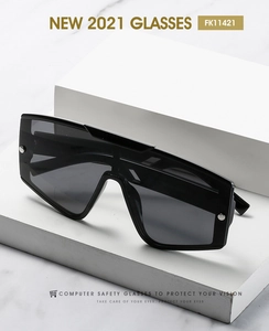 Détail de lunettes de soleil masque oversize avec rivets métalliques et finition mate