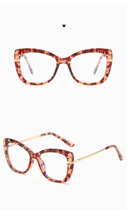 Vue détaillée des lunettes œil de chat léopard avec des branches dorées élégantes