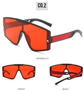 Trois vues de lunettes de soleil surdimensionnées noir mat avec verres rouges translucides
