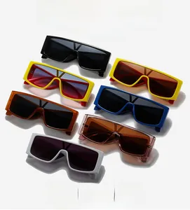 Mise à plat de lunettes de soleil carrées oversize en plusieurs coloris tendance