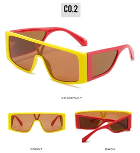 Détail des lunettes de soleil masque oversize rouge et jaune avec verres teintés