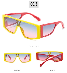 Vue sous trois angles de lunettes de soleil oversize avec verres dégradés rose bleu