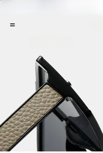 Détail de la branche de lunettes de soleil en cuir beige avec texture grainée chic