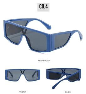 Détail des lunettes de soleil oversize bleu roi avec verres latéraux et pont en V