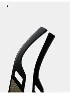 Détail des branches incurvées noir mat avec insert en texture de cuir brun pour lunettes