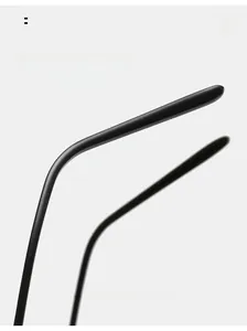 Detail of ergonomic curved black sunglass legs with a matte finish for comfortable wear