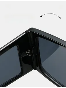 Détail de la charnière en métal durable sur ces lunettes de soleil noires à monture épaisse