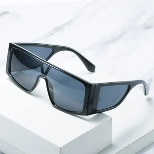 Lunettes de soleil oversize monture noire avec verres latéraux sur bloc d'exposition blanc