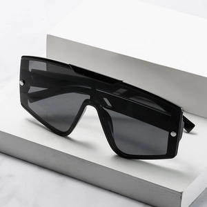 Lunettes de soleil futuristes noires surdimensionnées avec rivets argentés