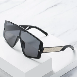 Lunettes de soleil oversize monture noire avec détails en cuir blanc sur les branches