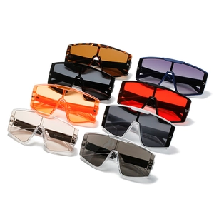 Lunettes de soleil oversize monobloc disponibles en huit coloris de montures et de verres