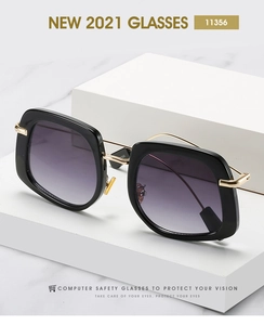 Détail de lunettes de soleil carrées avec monture noire et verres dégradés violets élégants