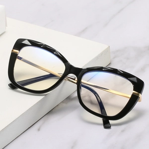 Lunettes œil de chat avec monture noire facettée et branches en métal doré