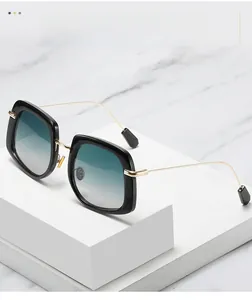 Détails de lunettes de soleil carrées oversize avec monture noire et verres dégradés