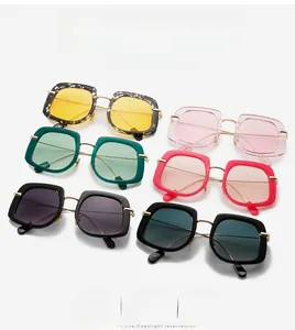 Lunettes de soleil ovales-carrées chic déclinées en jaune, rose, vert et violet vif