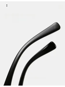 Dettaglio delle stanghette curve degli occhiali da sole quadrati neri per una vestibilità