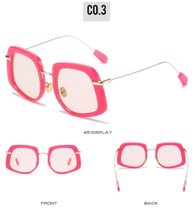 Trois vues de lunettes de soleil carrées rose vif avec branches dorées fines