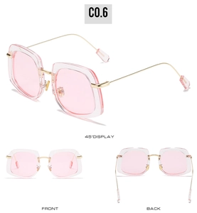 Vues détaillées de lunettes de soleil carrées roses avec monture transparente et branches or