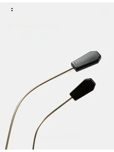 Détail des branches en métal courbé avec embouts noirs ergonomiques pour lunettes de soleil