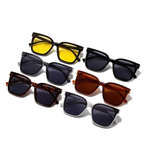 Collezione di occhiali da sole quadrati oversize in vari colori per un look alla moda
