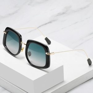 Lunettes de soleil carrées surdimensionnées, monture noire et verres dégradés élégants