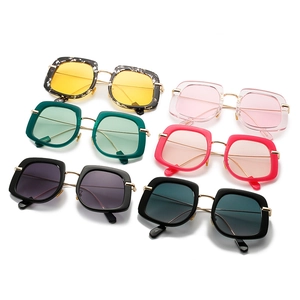 Collection de lunettes de soleil carrées oversize avec montures larges et branches dorées